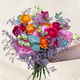 Image du Bouquet Frida aux fleurs fuchsia, orange et rose, composition florale ronde et artistique livrée par 123fleurs