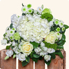 Un bouquet doux et élégant, à base d’hortensia blanc, de roses crème et de fleurs vertes. Livraison express partout en France avec 123fleurs.