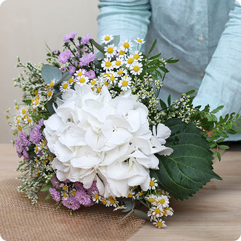 Craquez pour le Bouquet Impératrice : une composition naturelle et raffinée autour de l’hortensia blanc. Livraison rapide avec 123fleurs.