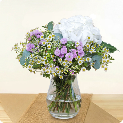 Craquez pour le Bouquet Impératrice : une composition naturelle et raffinée autour de l’hortensia blanc. Livraison rapide avec 123fleurs.