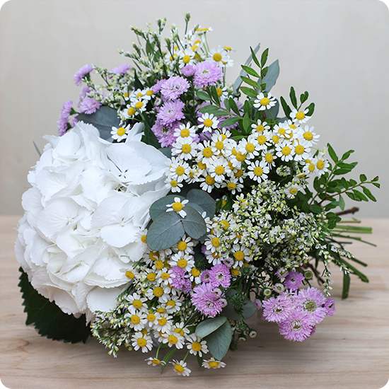 Craquez pour le Bouquet Impératrice : une composition naturelle et raffinée autour de l’hortensia blanc. Livraison rapide avec 123fleurs.