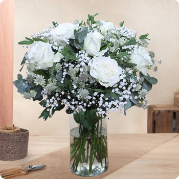 Bouquet Impérial blanc avec roses, gypsophile et feuillage - création florale 123fleurs