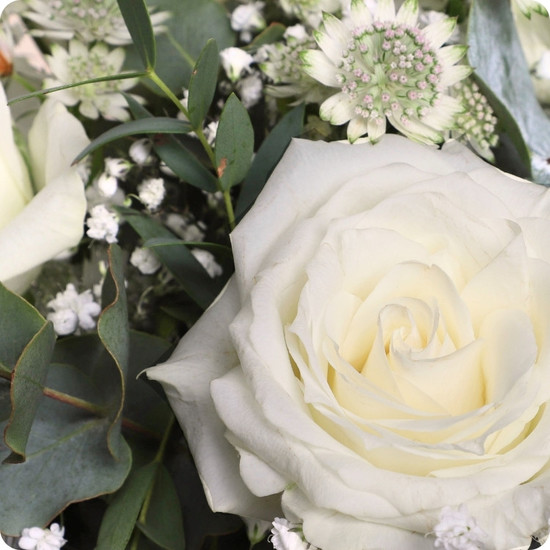 Bouquet Impérial blanc avec roses, gypsophile et feuillage - création florale 123fleurs