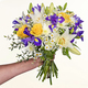 Bouquet Jardin d’Iris avec iris violets, lys blancs et fleurs de saison jaunes et blanches par 123fleurs