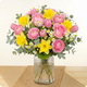 Bouquet Jonquilles & Tulipes jaune et rose en vase rond printanier