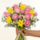 Bouquet Jonquilles & Tulipes jaune et rose en vase rond printanier
