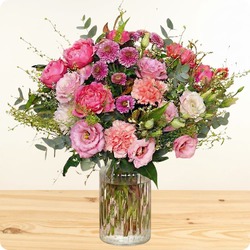 Bouquet rond dans les camaïeux de roses livré par un fleuriste 123fleurs