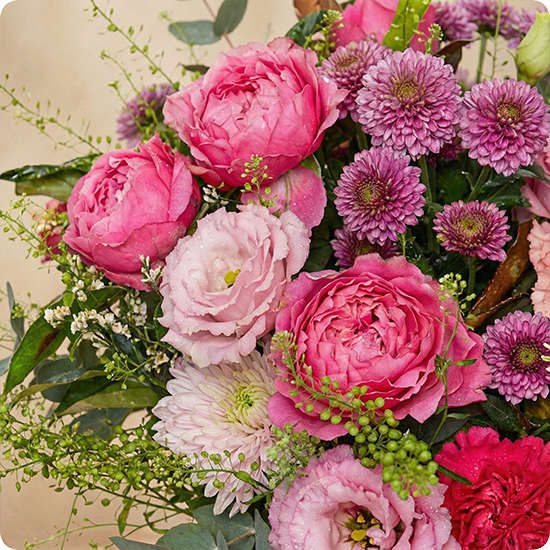 Bouquet rond dans les camaïeux de roses livré par un fleuriste 123fleurs