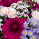 Bouquet Lamira - composition florale avec roses roses pâles, chrysanthèmes violets, asters mauves et feuillage fin
