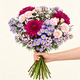 Bouquet Lamira - composition florale avec roses roses pâles, chrysanthèmes violets, asters mauves et feuillage fin