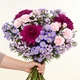Bouquet Lamira - composition florale avec roses roses pâles, chrysanthèmes violets, asters mauves et feuillage fin