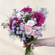 Bouquet Lamira - composition florale avec roses roses pâles, chrysanthèmes violets, asters mauves et feuillage fin