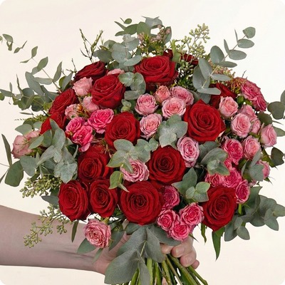 Le bouquet Liberty marie passion et tendresse avec des roses rouges et roses branchues. Une création florale idéale pour déclarer son amour. Livraison rapide avec 123fleurs.