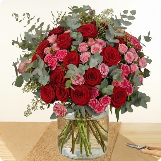 Le bouquet Liberty marie passion et tendresse avec des roses rouges et roses branchues. Une création florale idéale pour déclarer son amour. Livraison rapide avec 123fleurs.