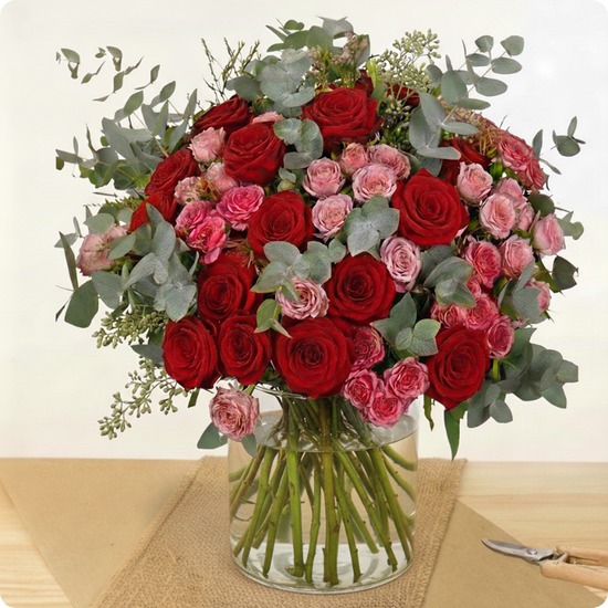 Le bouquet Liberty marie passion et tendresse avec des roses rouges et roses branchues. Une création florale idéale pour déclarer son amour. Livraison rapide avec 123fleurs.