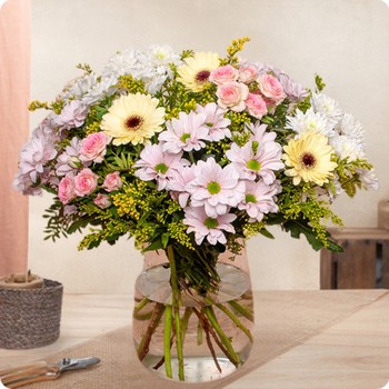 Offrez un bouquet signature raffiné aux tons crème et rose pâle