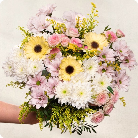 Offrez un bouquet signature raffiné aux tons crème et rose pâle