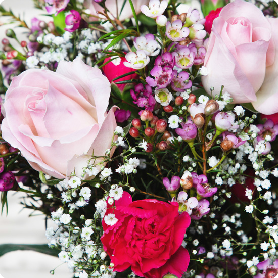 Réalisé par un artisan fleuriste avec des fleurs fraîches et de saison, il est disponible en livraison rapide partout en France, même le jour même.