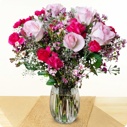 Bouquet Maman d’Amour roses roses et fleurs fuchsia en vase élégant