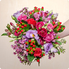 Craquez pour le Bouquet Mambo : un éclat de roses rouges, lisianthus violets et hypericum.