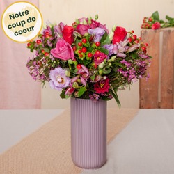 Craquez pour le Bouquet Mambo : un éclat de roses rouges, lisianthus violets et hypericum.