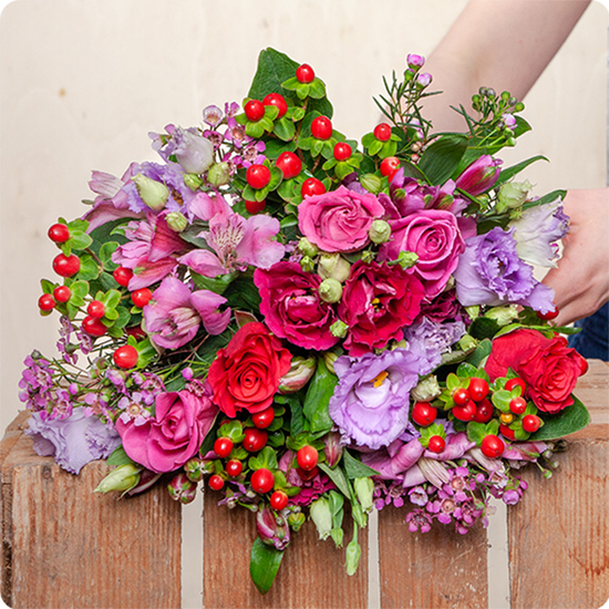Craquez pour le Bouquet Mambo : un éclat de roses rouges, lisianthus violets et hypericum.