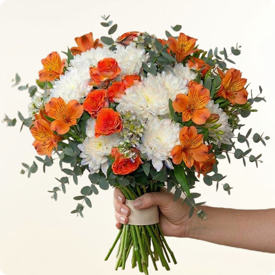 Composition florale ronde avec roses orange, chrysanthèmes blancs, alstroemeria et feuillage par 123fleurs