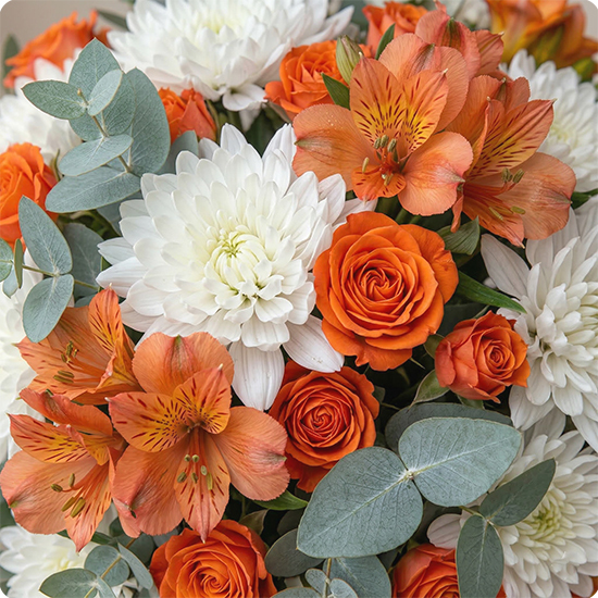 Composition florale ronde avec roses orange, chrysanthèmes blancs, alstroemeria et feuillage par 123fleurs