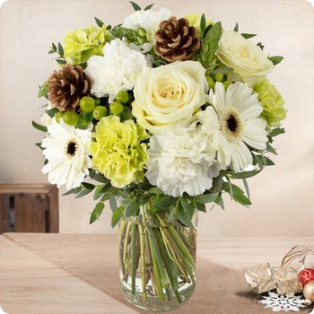 Bouquet rond hivernal blanc et vert avec roses, gerberas et pommes de pin naturelles. Élégance d’hiver. Livraison rapide avec 123fleurs.