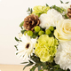Bouquet Marron Glacé – fleurs blanches et vertes avec pommes de pin naturelles – 123fleurs