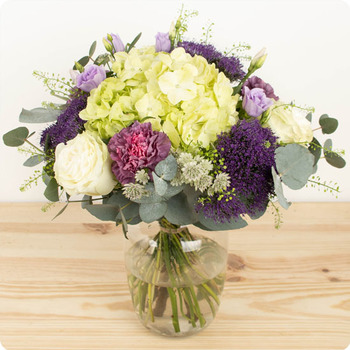 Offrez le Bouquet Mauve Intense, un bouquet structuré et moderne en violet, blanc et vert. Disponible de avril à septembre avec livraison express 123fleurs.