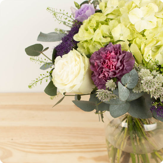 Offrez le Bouquet Mauve Intense, un bouquet structuré et moderne en violet, blanc et vert. Disponible de avril à septembre avec livraison express 123fleurs.