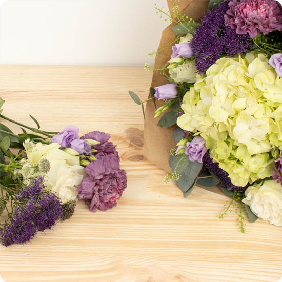 Offrez le Bouquet Mauve Intense, un bouquet structuré et moderne en violet, blanc et vert. Disponible de avril à septembre avec livraison express 123fleurs.