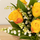 Bouquet avec du muguet et de la rose jaune pour le 1er mai