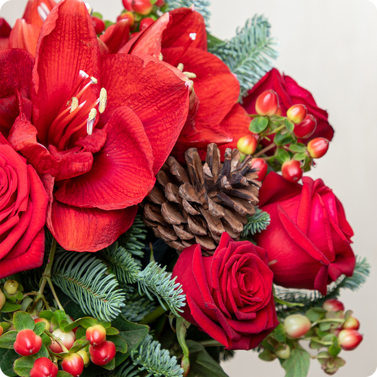 Le Bouquet Nuit de fête est une création élégante et chaleureuse aux teintes rouges festives. Livraison rapide 7j/7.