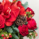 Bouquet Nuit de fête aux amaryllis et roses rouges, baies décoratives et feuillage de sapin