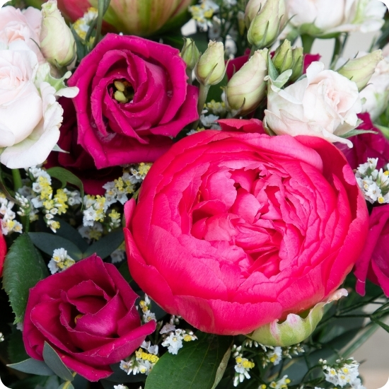 Votre bouquet est préparé avec attention, selon vos souhaits, en respectant le style, les couleurs et les fleurs principales que vous avez choisies.