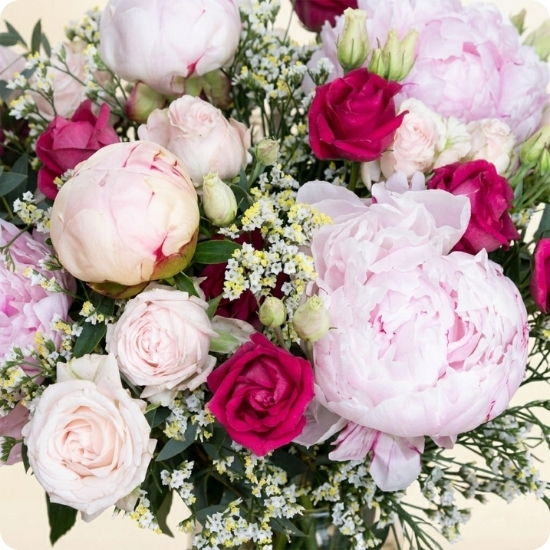 Votre bouquet est préparé avec attention, selon vos souhaits, en respectant le style, les couleurs et les fleurs principales que vous avez choisies.