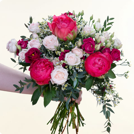 Bouquet rond de pivoines dans les tons roses et fuchsia