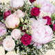 Bouquet rond de pivoines dans les tons roses et fuchsia