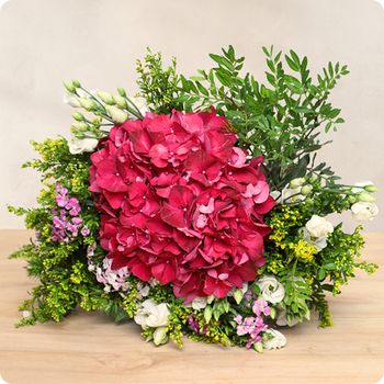 Un bouquet rond coloré avec hortensia fuchsia, lisianthus blanc et feuillage frais. Livraison rapide 7j/7 partout en France.