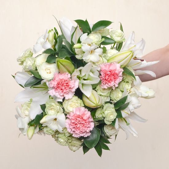 Bouquet Parfum de Lys - Offrez un instant de fraîcheur et d’élégance avec cette magnifique composition florale.