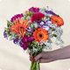 Bouquet Peps - composition florale ronde et colorée avec gerberas, fleurs champêtres et gypsophile, réalisée par un artisan fleuriste 123fleurs