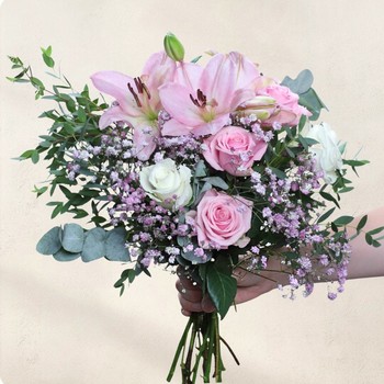 Bouquet de fraîcheur avec ce mélange de fleurs blanches et roses