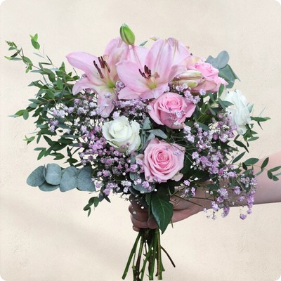 Bouquet de fraîcheur avec ce mélange de fleurs blanches et roses