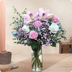 Bouquet de fraîcheur avec ce mélange de fleurs blanches et roses