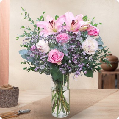 Bouquet de fraîcheur avec ce mélange de fleurs blanches et roses