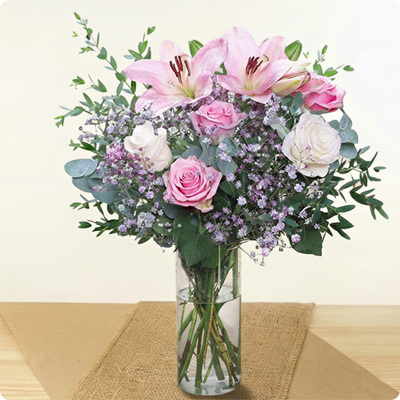 Bouquet de fraîcheur avec ce mélange de fleurs blanches et roses