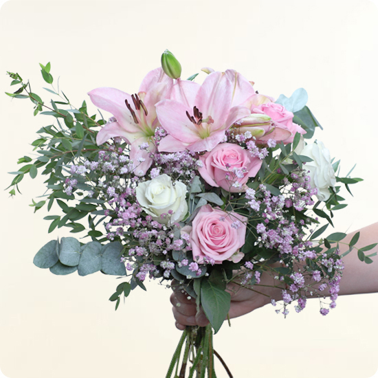 Bouquet de fraîcheur avec ce mélange de fleurs blanches et roses