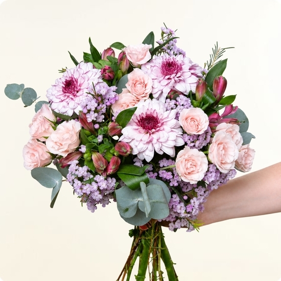 composition florale ronde avec roses roses pâles, chrysanthèmes Pip pretty et fleurs mauves, réalisé par un artisan fleuriste 123fleurs